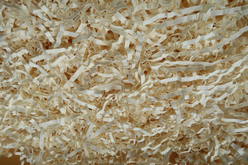 Trociny: nawóz naturalny Mulczowanie pomidorów trocinami: poprawa struktury gleby i naturalne nawożenie roślin.