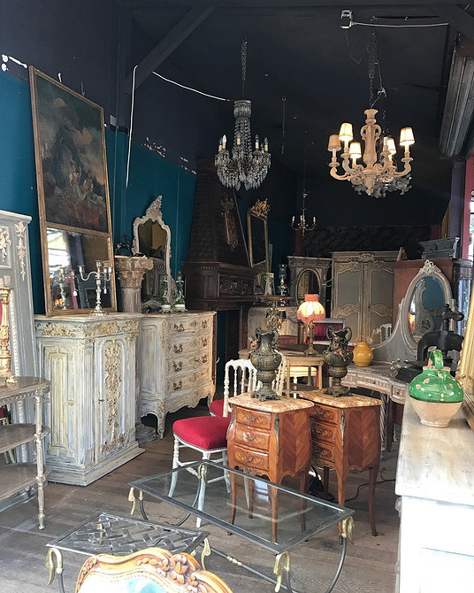 Meble retro w stylu lat 50. Styl retro mebli w małym mieszkaniu: vintage'owy styl lat 50. z nowoczesnymi detalami.