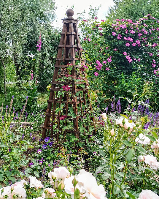 Kreatywna podpora dla pnączy, ręcznie wykonana. Unikalna dekoracja ogrodu.