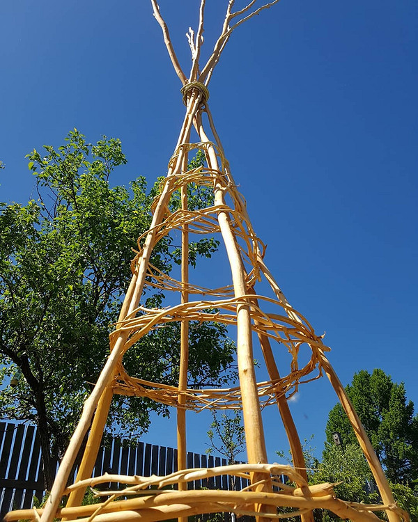 Drewniana pergola DIY Drewniana pergola DIY dla klematisów: piękny design dla twojego ogrodu i balkonu