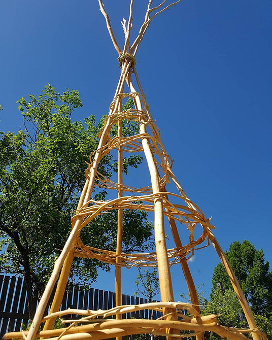 Podpora dla powojnika DIY, wykonana z materiałów z odzysku. Inspiracje ogrodowe 2026.