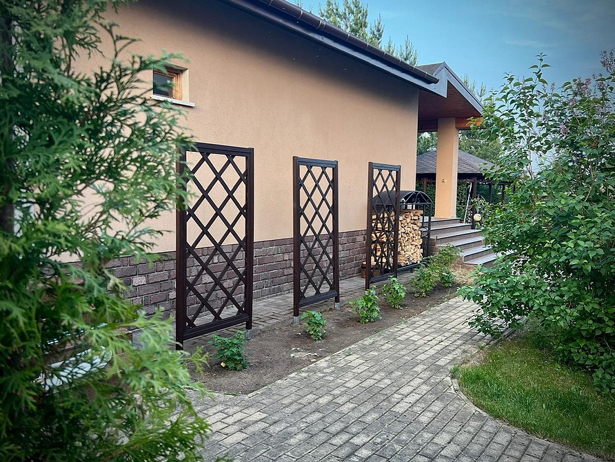 Kreatywna podpora dla powojnika ze starych kół rowerowych.