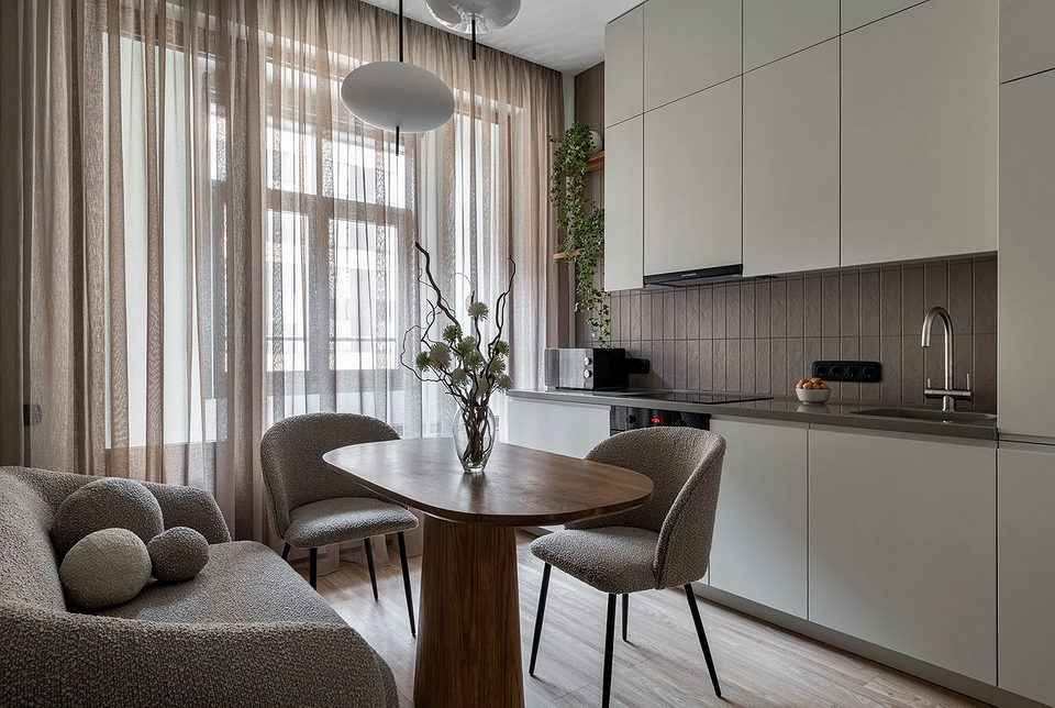 Inspiracje: Połączenie różnych stylów mebli w salonie bez zestawu w małym mieszkaniu.