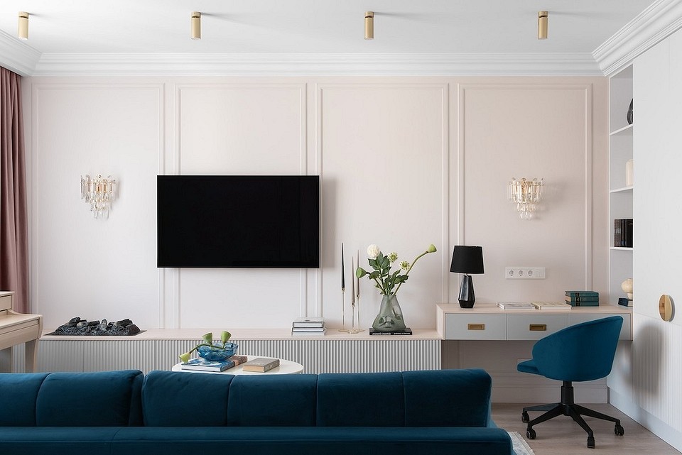 Aranżacja wnętrz 2026: różnorodne meble w salonie zamiast tradycyjnego kompletu.