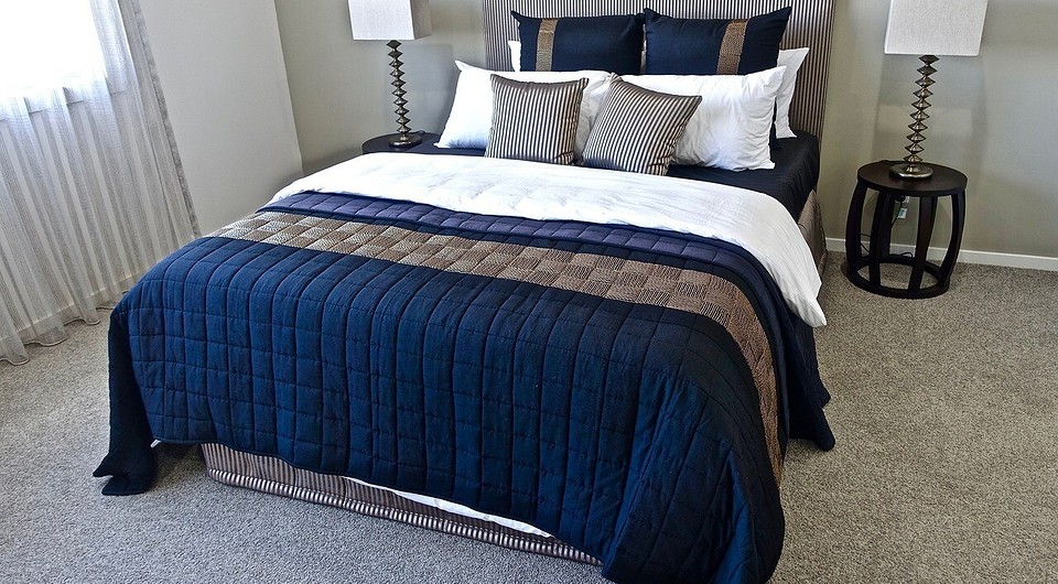 Przyczyny skrzypienia łóżka: zużyte elementy, nierówna podłoga, zły montaż – jak zidentyfikować problem.