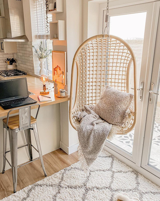 Nowoczesny design fotela Nowoczesny fotel wiszący z metalowym stelażem, stylowy design wnętrza mieszkania.