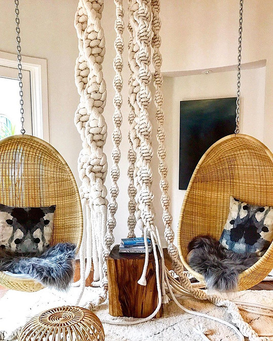 Czytelnia z hamakiem Fotel wiszący hamak przy oknie to idealne miejsce do czytania w mieszkaniu.