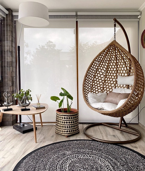 Relaks na tarasie Pleciony fotel wiszący hamak na tarasie, strefa relaksu na świeżym powietrzu.