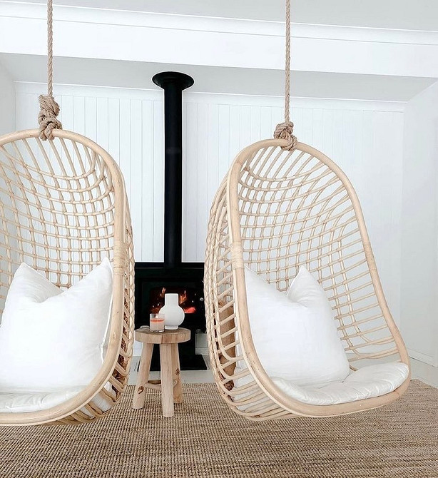 Hamak w mieszkaniu Stylowy fotel wiszący hamak w pokoju, element nowoczesnego wystroju wnętrz.