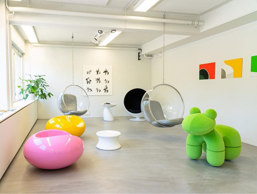 Kokon relaksu w pokoju Fotel wiszący w formie kokonu w jasnym pokoju, idealna strefa relaksu.