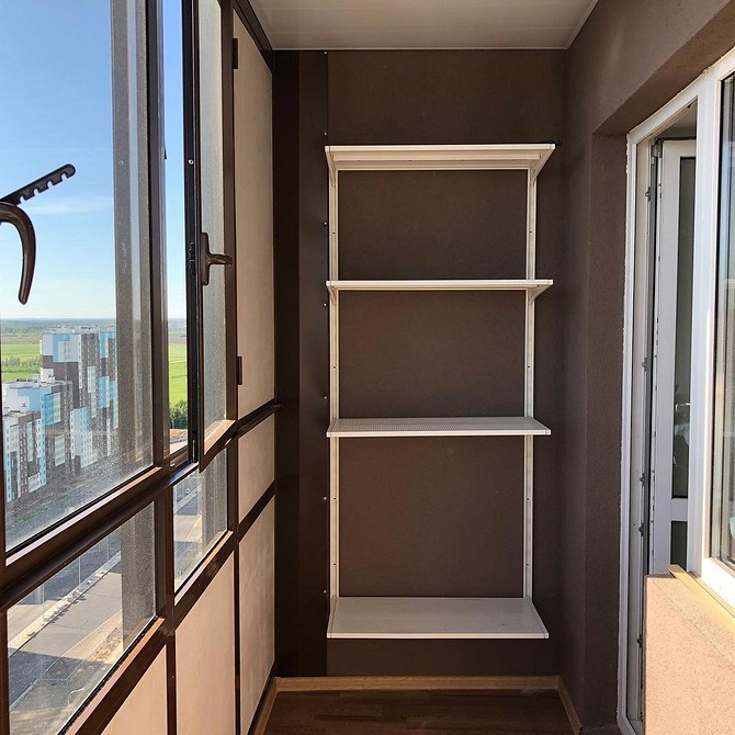 Półki na małym balkonie: Kompaktowe rozwiązania dla maksymalnego wykorzystania przestrzeni w 2026.