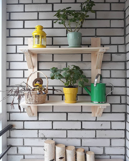 Drewniane półki na balkonie DIY - praktyczne rozwiązanie do przechowywania narzędzi i roślin.