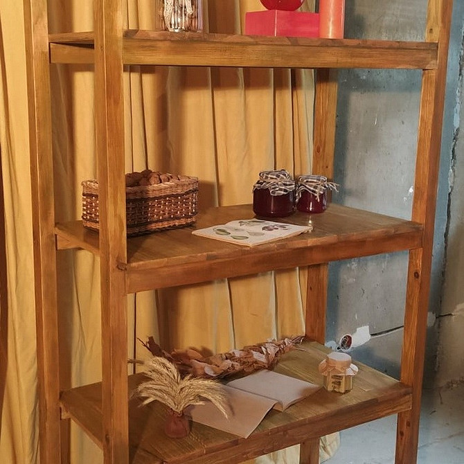 Półki na balkon DIY - oszczędność przestrzeni i organizacja przechowywania na małej powierzchni.