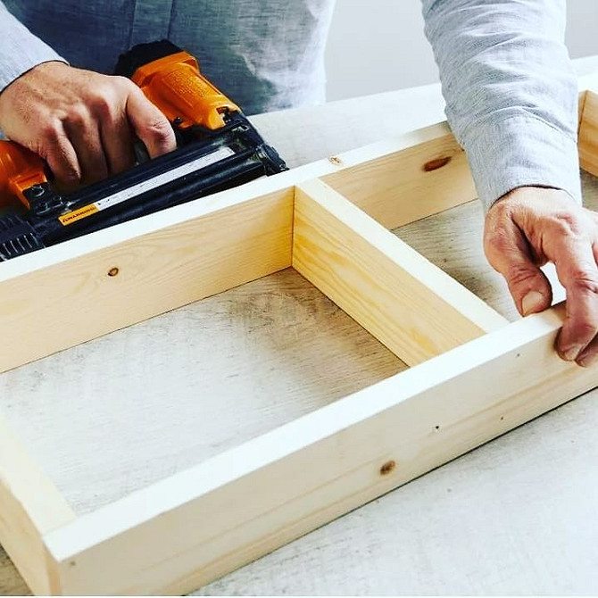 Proste półki DIY na mały balkon - idealne rozwiązanie dla małych mieszkań w 2026.