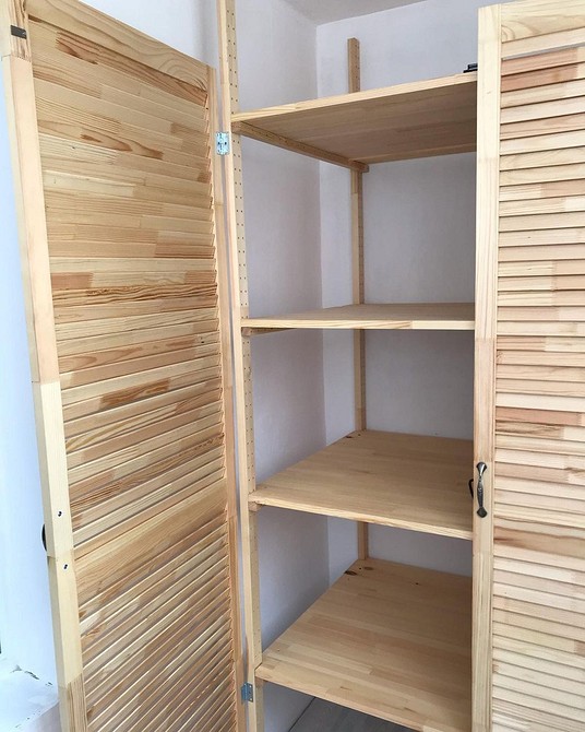 Drewniane półki na balkon: Naturalny materiał dla przytulnego przechowywania w 2026.