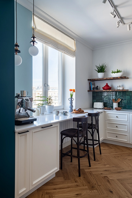 Salon z półkami Półki ścienne w salonie z dekoracjami i książkami – stylowy design 2026.