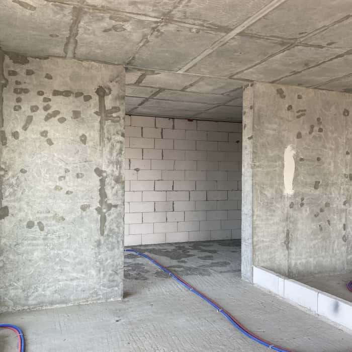 Betonowe ściany w nowym Betonowe ściany w mieszkaniu w nowym budownictwie bez wykończenia, gotowe na projekt wnętrz.
