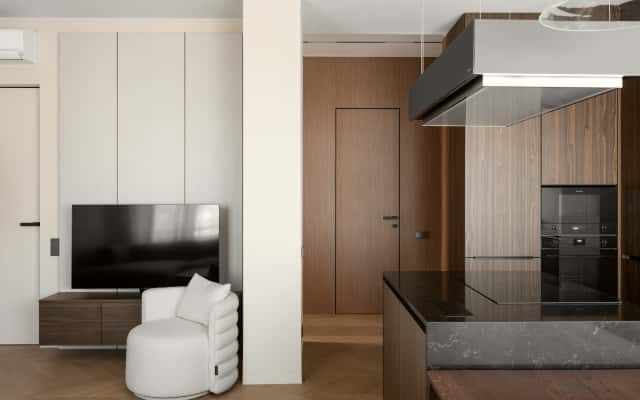 Jasny salon po remoncie Remont 3-pokojowego mieszkania: jasny salon z komfortową sofą, gotowy do relaksu.