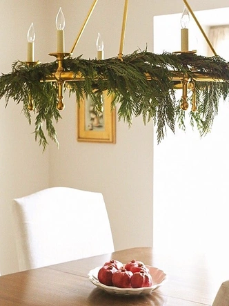 Dekoracje z Igliwia Gałązki igliwia jako dekoracja wnętrza – świąteczna harmonia w domu. Igliwie 2026.