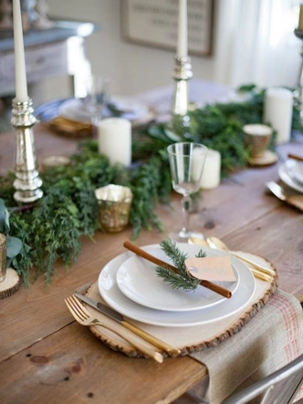 Bukiet Bożonarodzeniowy Świąteczny bukiet z igliwia z bombkami na stole. Dekoracje 2026 w domu.