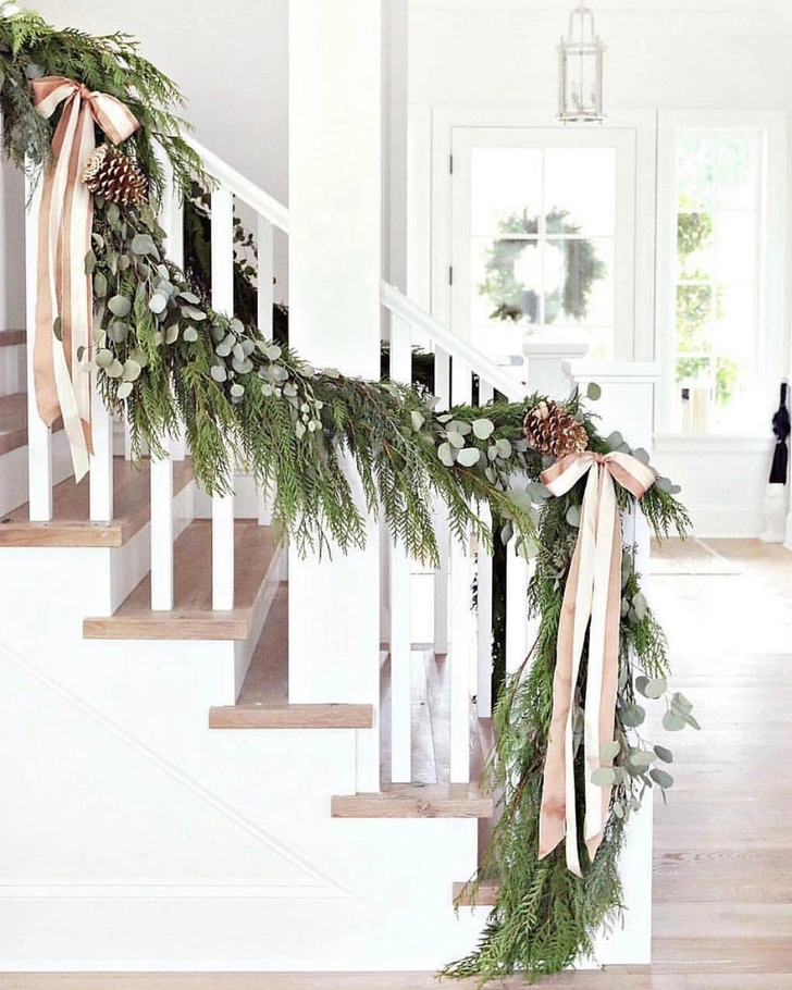 Girlanda Świąteczna Girlanda z gałązek igliwia nad drzwiami – dekoracja świąteczna. Igliwie 2026.