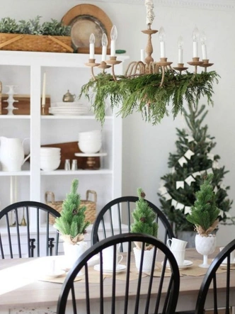 Kompozycja Świąteczna Kompozycja ze świec, igliwia i szyszek na stole. Świąteczny nastrój 2026.