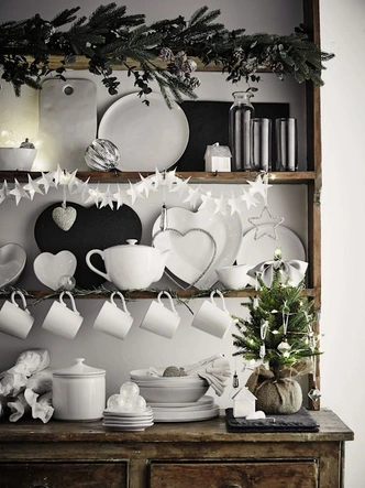 Nobilis: minimalistyczny urok Minimalistyczne dekoracje z gałązek jodły Nobilis na Boże Narodzenie 2026, widok z góry.