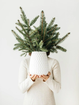 Świece i Igliwie Dekoracje świąteczne z igliwia: świece i gałązki na kominku. Igliwie 2026.