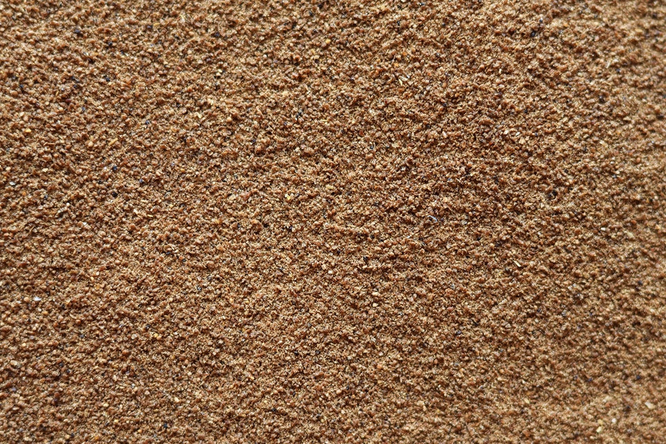 Użycie mączki rybnej do nawożenia warzyw w ogrodzie, ekologiczne i naturalne metody.