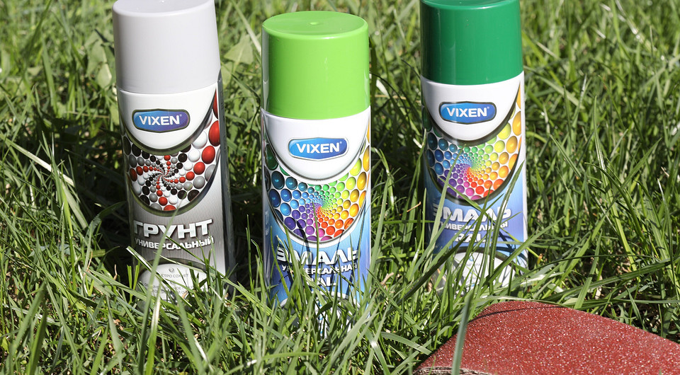 Relaks przy basenie Zestaw mebli ogrodowych: drewniana ławka, fotel i mały stolik obok basenu.