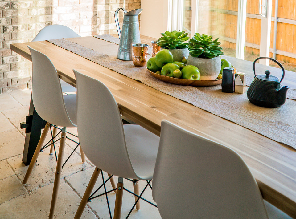 Rattanowy komfort Zestaw mebli ogrodowych z rattanu: sofa, fotele i stolik kawowy.