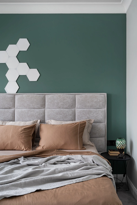 Nowoczesna szara sypialnia z dużymi oknami i naturalnym oświetleniem.