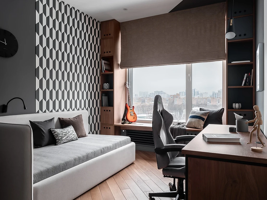 Szare łóżko w sypialni z akcentującą ścianą, tworzące przytulną atmosferę.