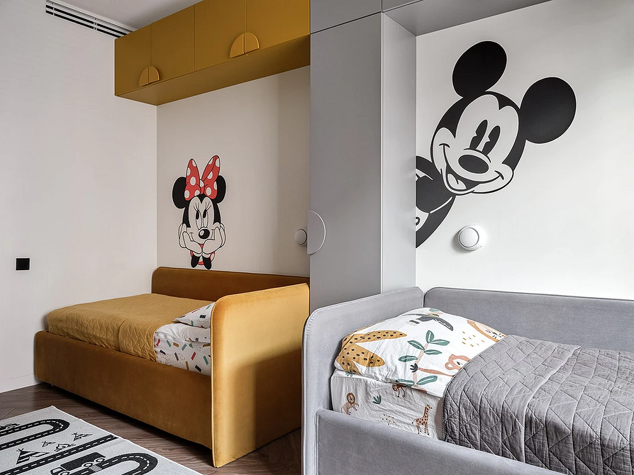 Mała sypialnia z szarym łóżkiem i nastrojowym oświetleniem, idealna do małego mieszkania.