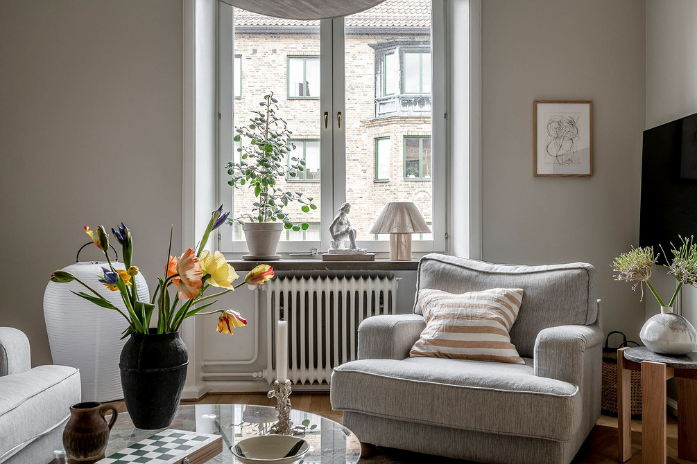 Szara łazienka Jasna szara łazienka z nowoczesnymi meblami wygląda przestronnie i stylowo. Szare meble.