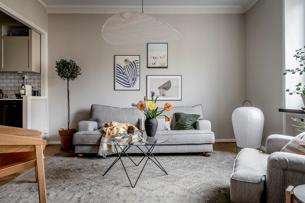 Szara sypialnia 2026 Stylowa szara sypialnia z łóżkiem i szafkami nocnymi. Minimalistyczny design. Szare meble.