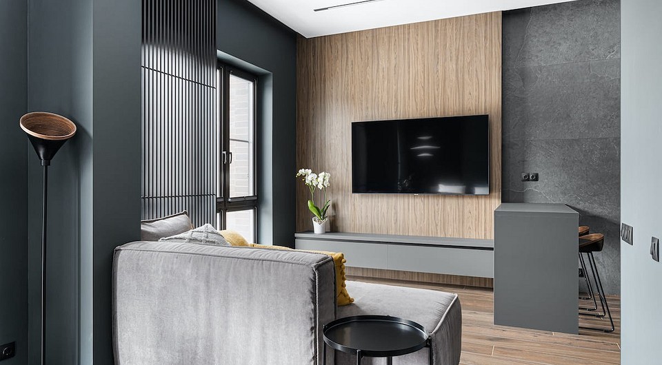 Salon z sofą Elegancki szary salon z sofą i poduszkami akcentującymi. Szare meble.