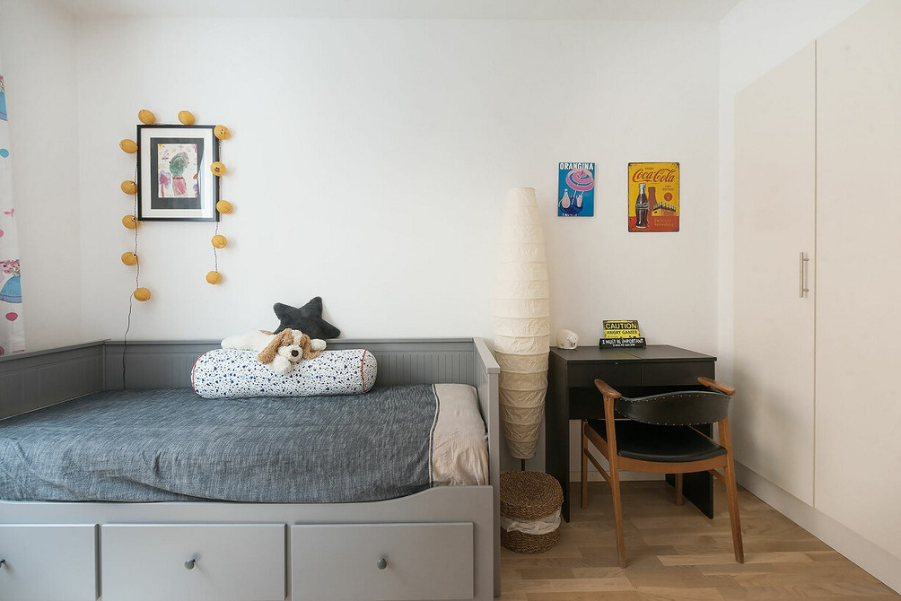 Szary przedpokój z lustrem i siedziskiem – mała przestrzeń 2026