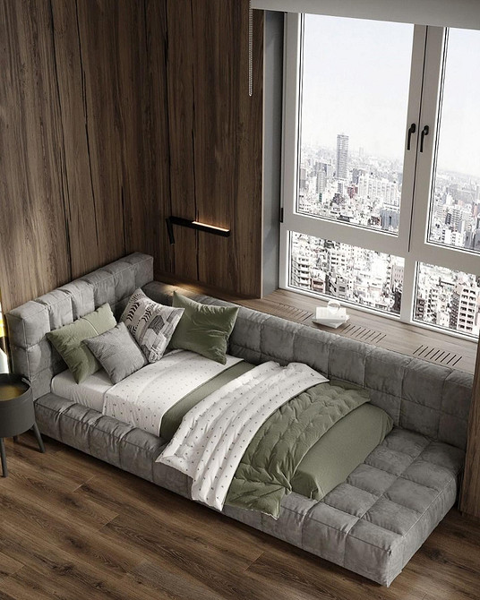 Stylowy szary gabinet z drewnianym biurkiem i kolorowym krzesłem – design