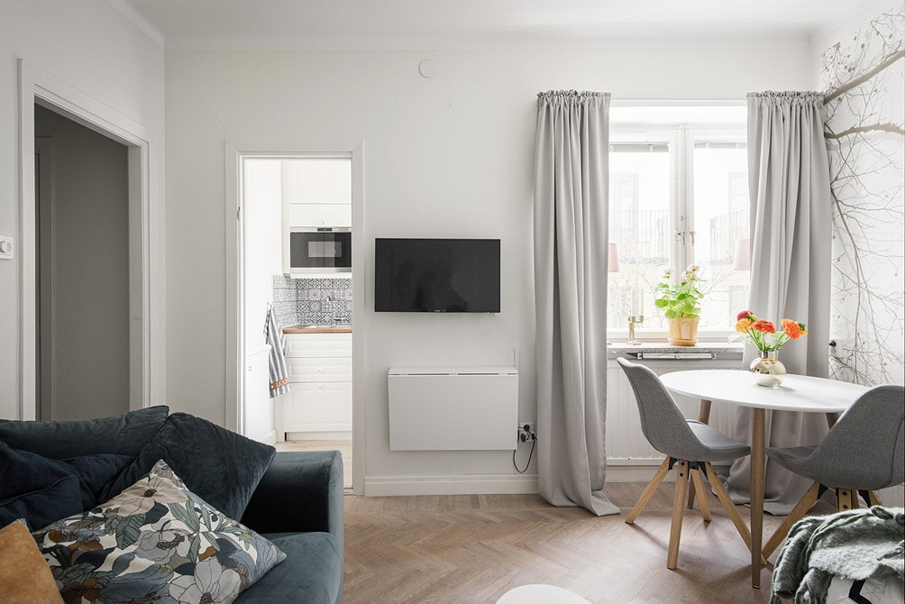 Stolik kawowy Szary stolik kawowy w salonie dodaje funkcjonalności i stylu. Minimalistyczny design. Szare meble.