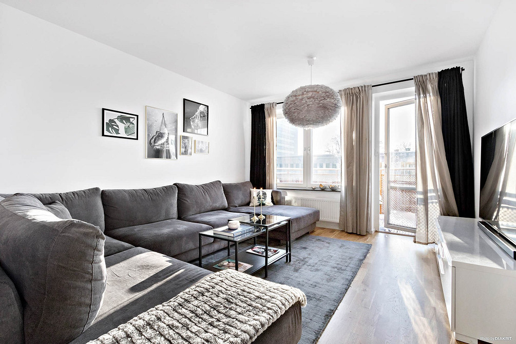 Nowoczesny дизайн z szarą sofą: Stylowe rozwiązania dla twojego интер'єру.