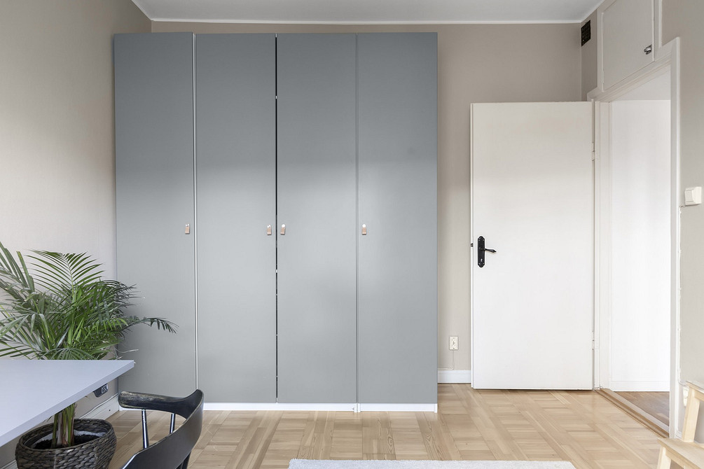 Szare łóżko w sypialni Nowoczesna sypialnia z szarym łóżkiem: minimalistyczny styl 2026 i harmonia wnętrza.