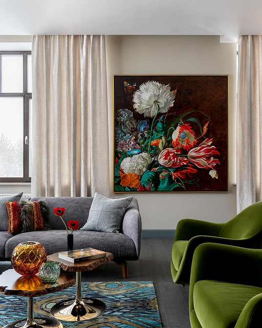 Szary дизайн вітальні: Nowoczesna sofa i elementy wystroju w jednym stylu.