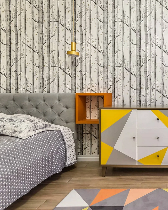 Szara ławka Szara, miękka ławka w przedpokoju z dekoracyjnymi poduszkami. Funkcjonalność i styl.