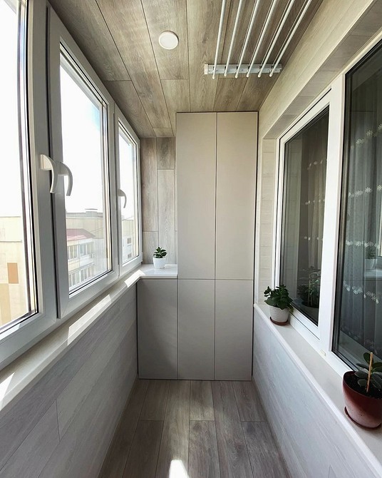 Inspirujący design balkonu z szafą: przytulny kącik i miejsce do przechowywania.