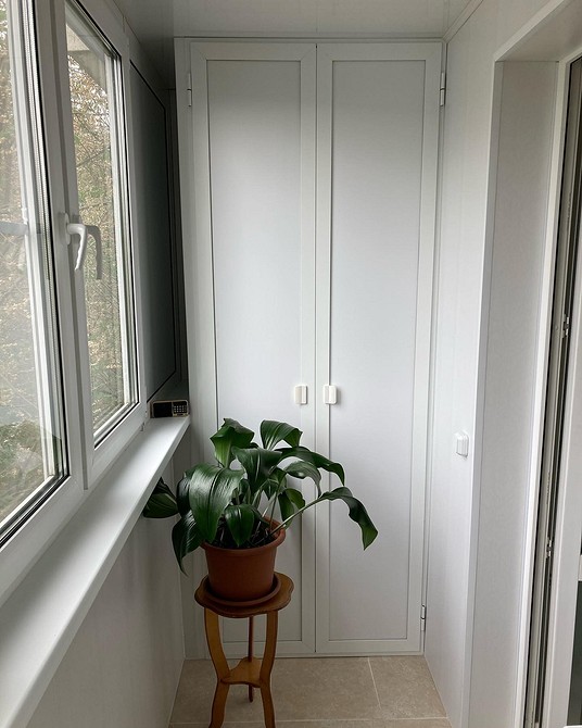 Wbudowana szafa na balkonie: optymalne wykorzystanie miejsca do przechowywania narzędzi i akcesoriów.