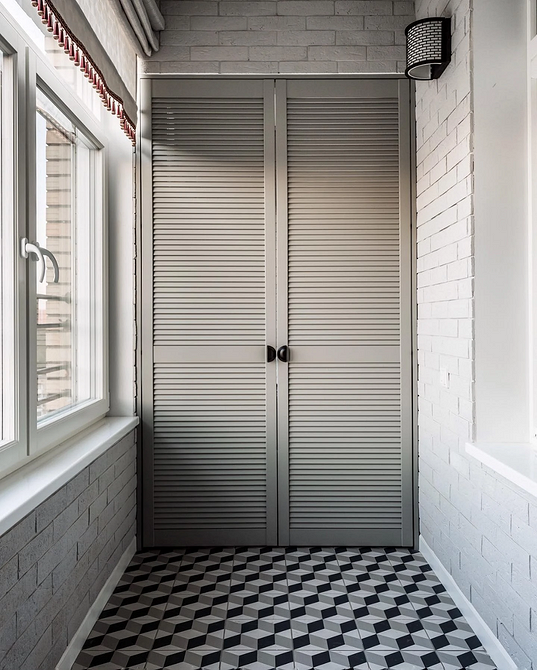 Funkcjonalna zabudowa Przykład szafy w zabudowie na balkonie: optymalne przechowywanie i aranżacja.