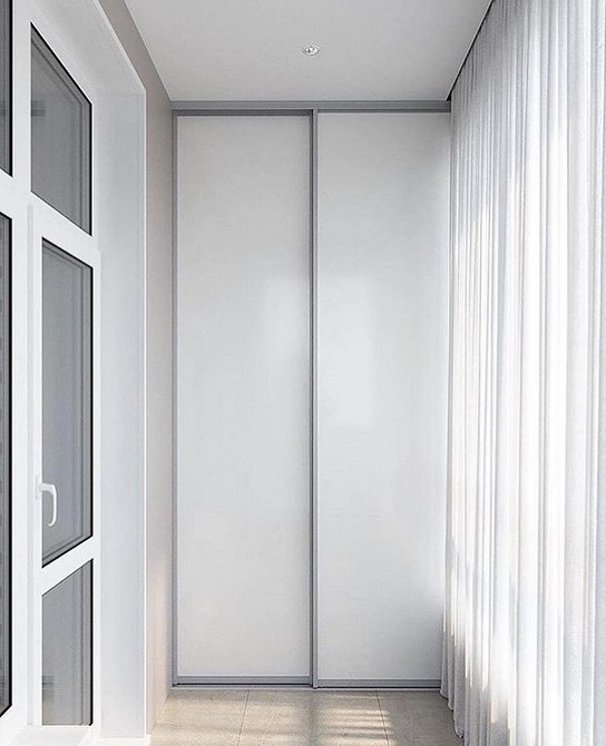 Nowoczesna szafa na balkonie: stylowe rozwiązanie do przechowywania różnych przedmiotów.