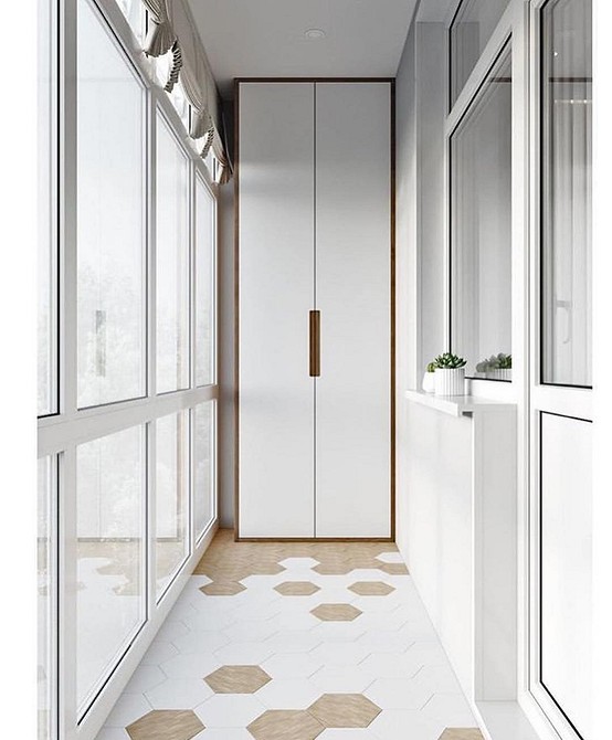 Szafa z płyty wiórowej na balkonie: budżetowy i praktyczny wariant przechowywania.