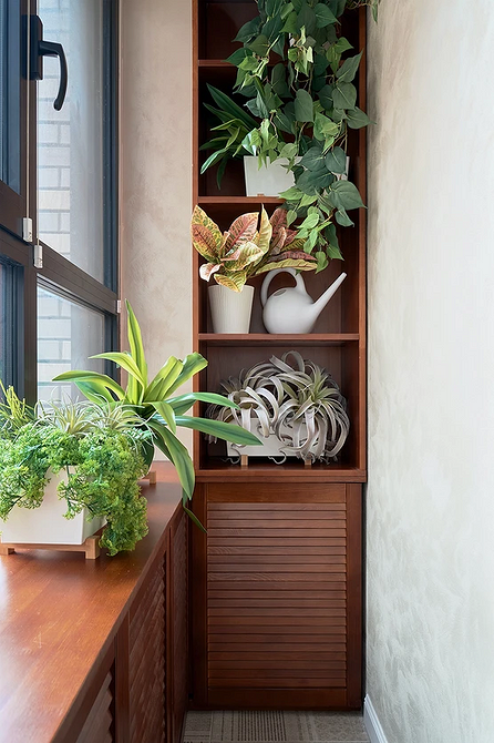 Drewno, metal i szkło w harmonijnym połączeniu: materiały na szafę balkonową.